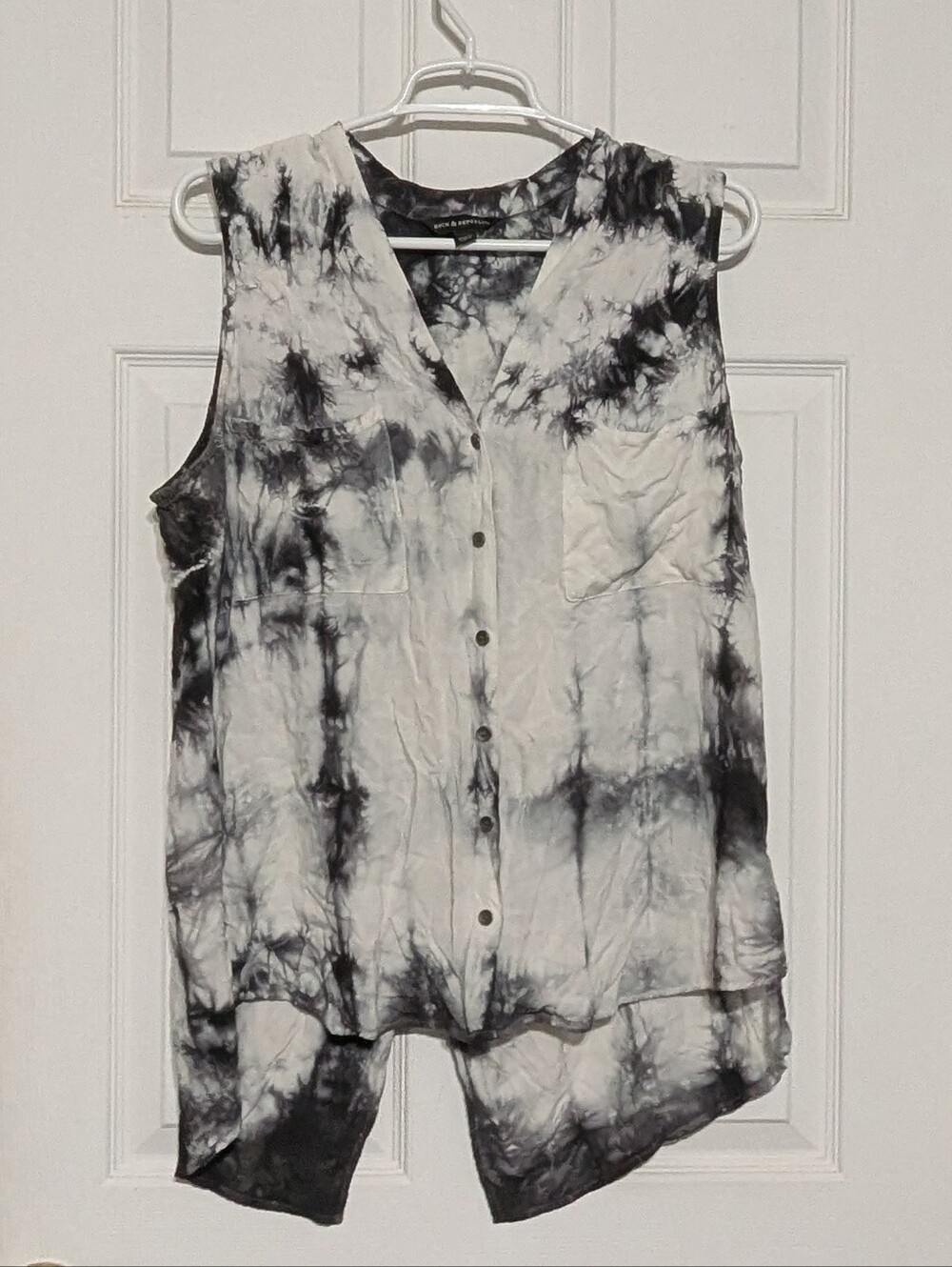 Rock & Republic Black & White Tie Dye Sleeveless Button Down Blouse